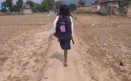 Kisah gadis berkaki satu pergi ke sekolah.