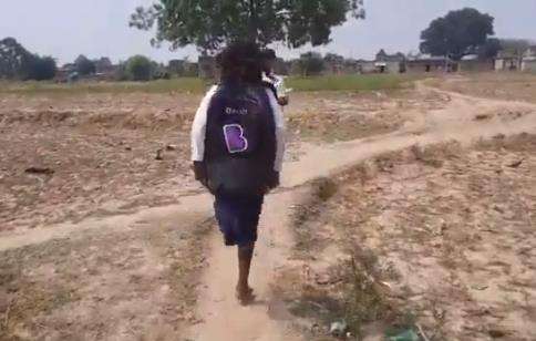 Kisah gadis berkaki satu pergi ke sekolah.