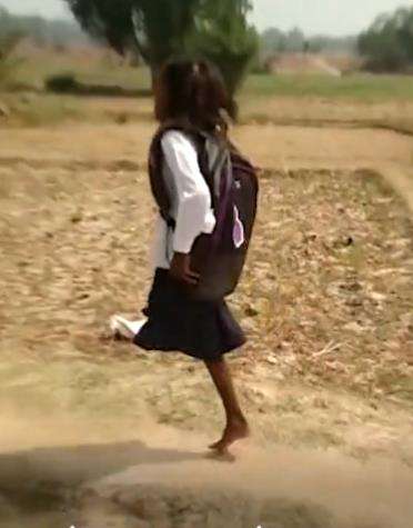 Kisah gadis berkaki satu pergi ke sekolah.
