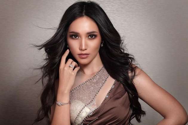 Profil Laksmi Shari De Neefe
