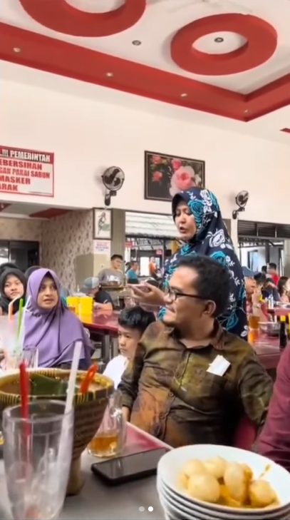 Skil Hitung Cepat Pelayan Rumah Makan Ini Bikin Melongo