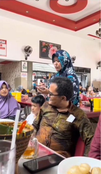 Skil Hitung Cepat Pelayan Rumah Makan Ini Bikin Melongo