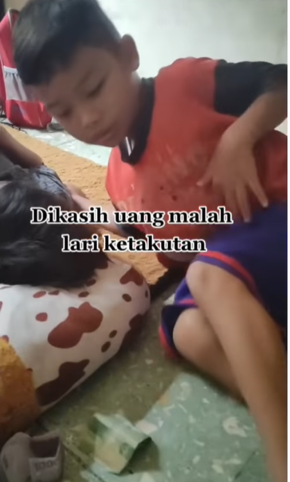 Bocah ketakutan dikasih uang