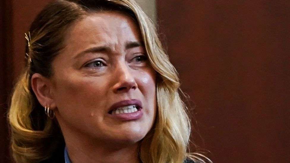 Amber Heard menangis di persidangan Amber Heard menangis di persidangan