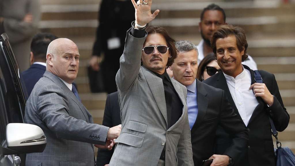Depp saat tiba di pengadilan Inggris Depp saat tiba di pengadilan Inggris