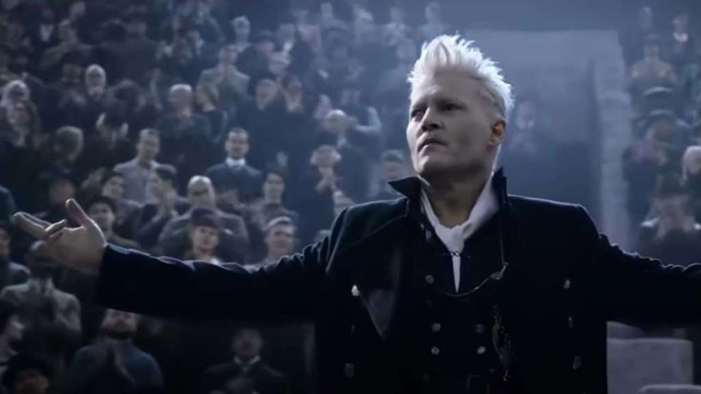 Depp sebagai penyihir Grindelwald dalam serial film Fantastic Beasts. Depp sebagai penyihir Grindelwald dalam serial film Fantastic Beasts.