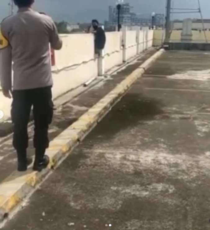 pria yang akan bunuh diri