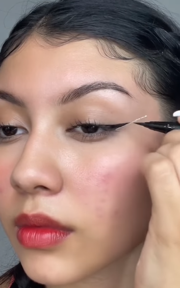 Trik Memakai Eyeliner