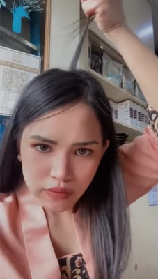 Menarik Rambut