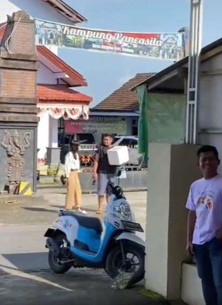 Pertama kali dikenalkan keluarga pacar.