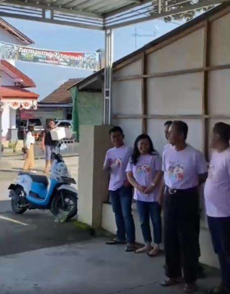 Pertama kali dikenalkan keluarga pacar.