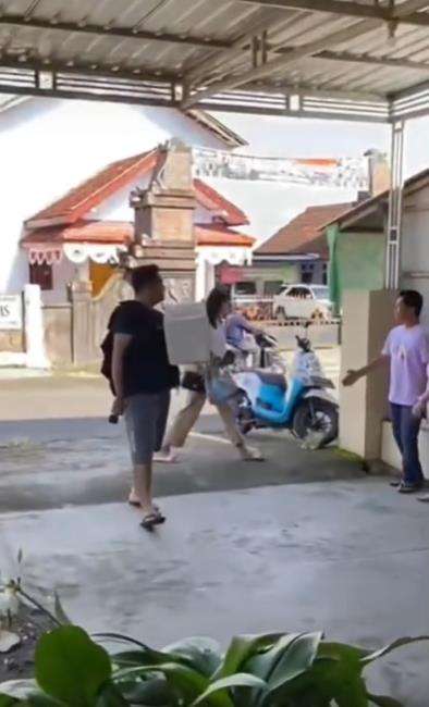 Pertama kali dikenalkan keluarga pacar.
