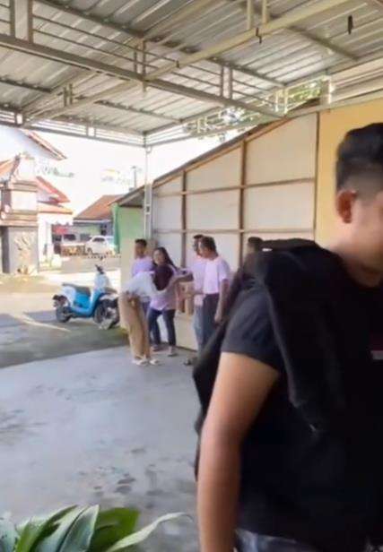 Pertama kali dikenalkan keluarga pacar.
