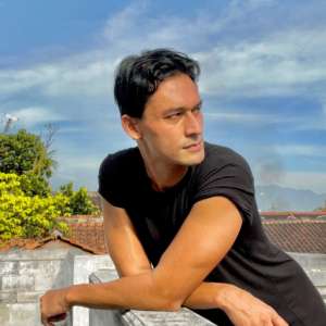 Penampilan terbaru Indra Bruggman.