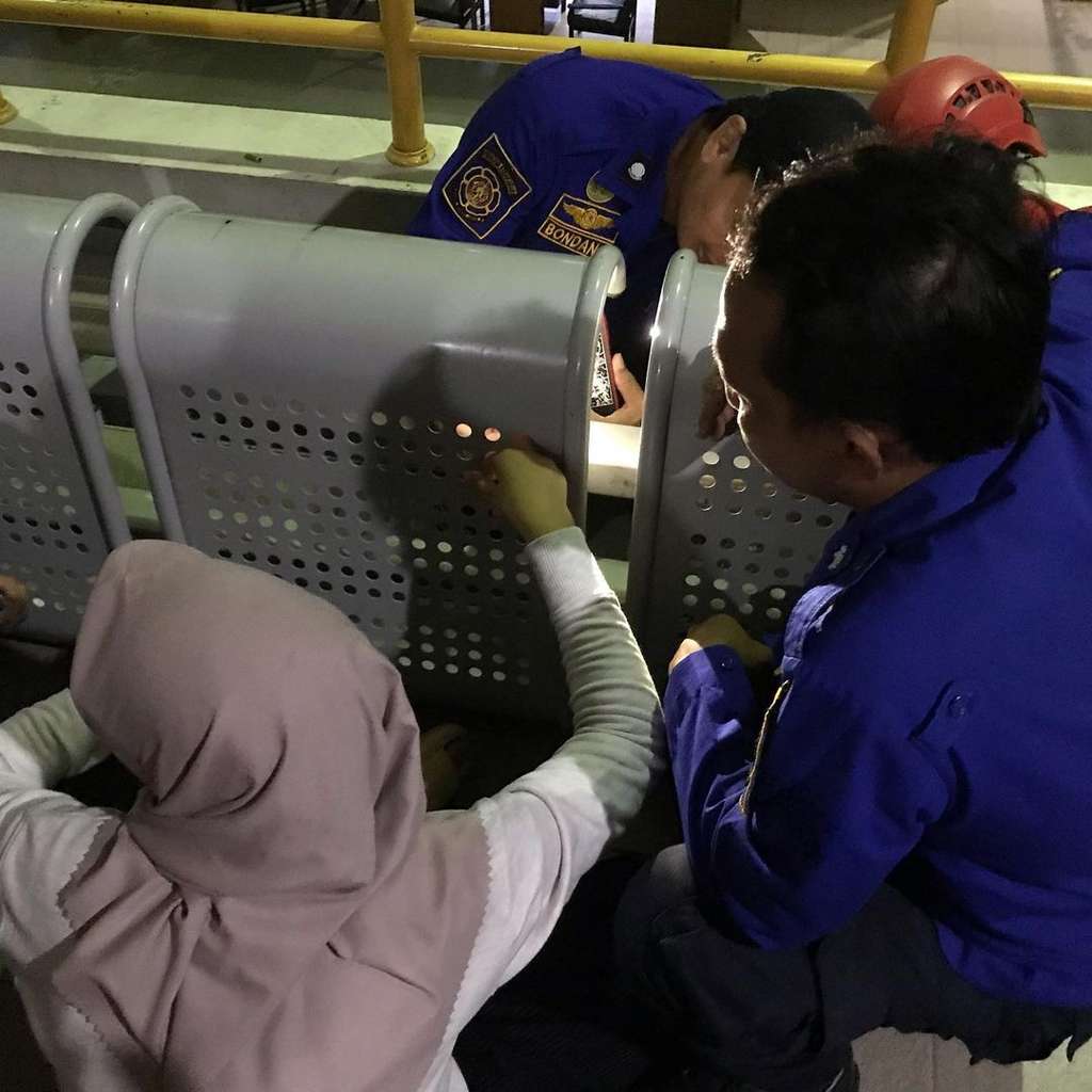 Jari mahasiswa terjepit di kursi kampus
