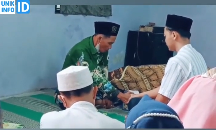 Pasangan menikah di depan jenazah ibu