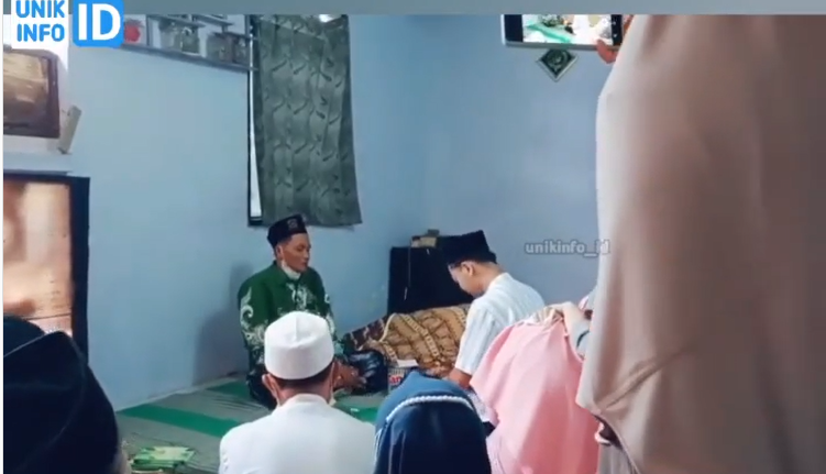 Pasangan menikah di depan jenazah ibu