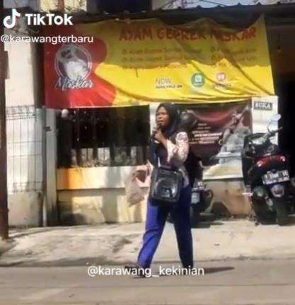 Viral pengamen wanita berkerudung bersuara emas.
