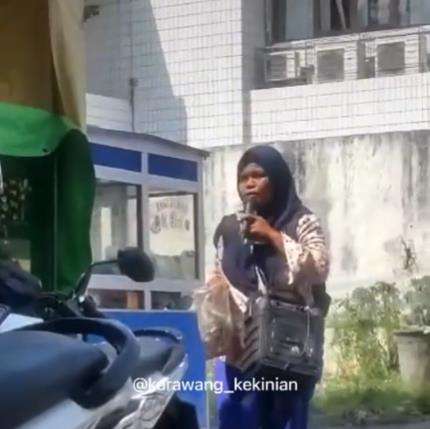 Viral pengamen wanita berkerudung bersuara emas.