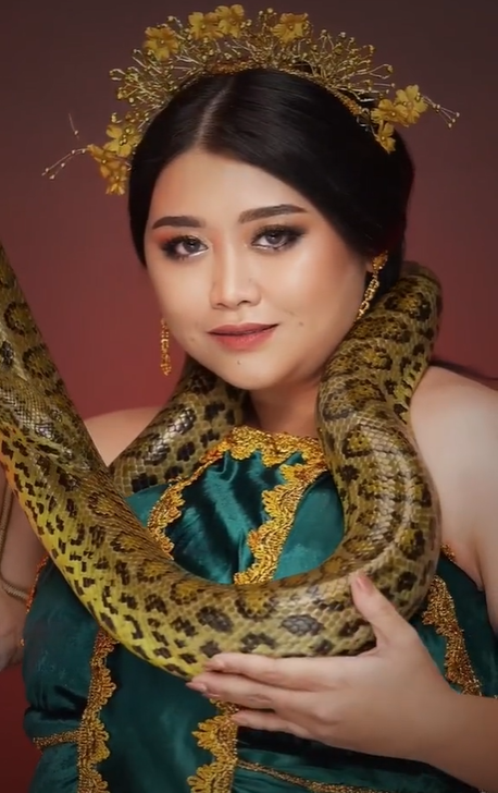 TikToker Tiru Penampilan Badarawuhi TikToker Tiru Penampilan Badarawuhi