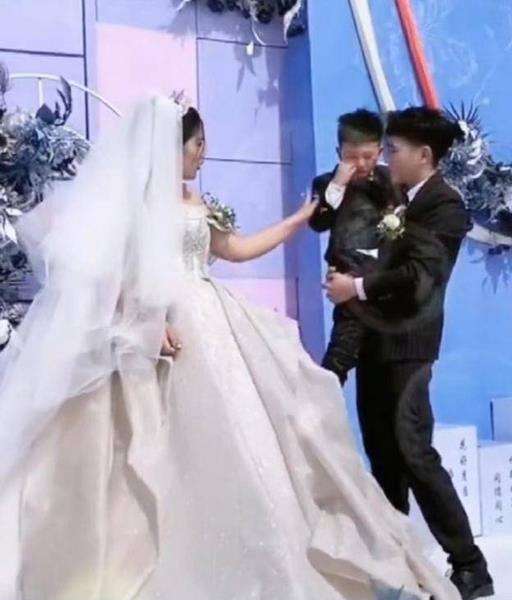 Bocah menangis setelah tahu identitas istri kakaknya.