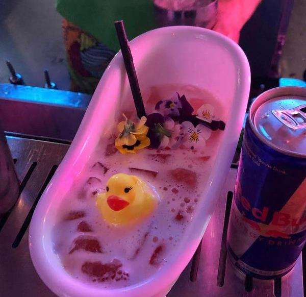 Deretan wadah minuman yang anti-mainstream.