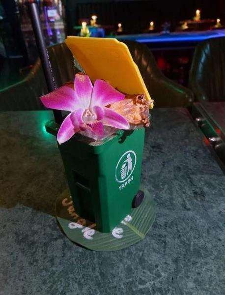 Deretan wadah minuman yang anti-mainstream.