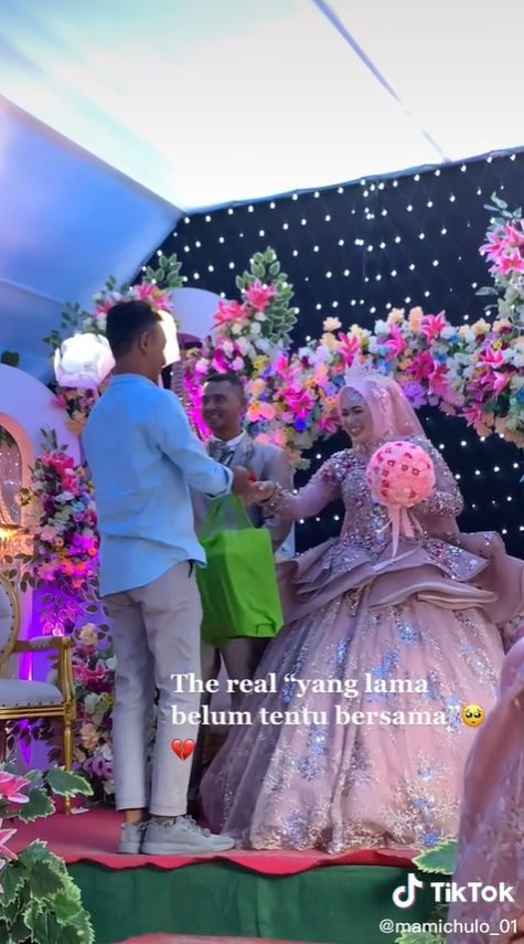 Pria ini tetap tegar hadiri nikahan mantan