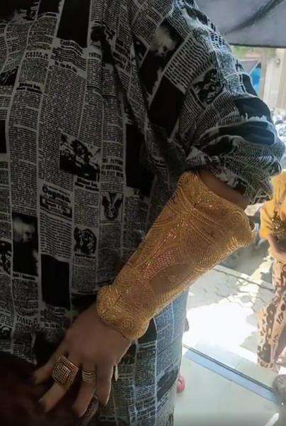 Heboh emak-emak pamer gelang emas mirip sarung tangan Thanos