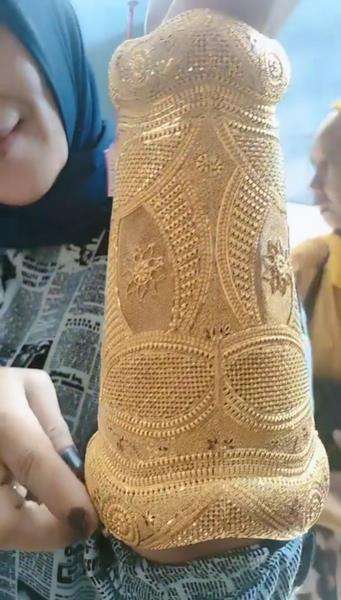 Heboh emak-emak pamer gelang emas mirip sarung tangan Thanos