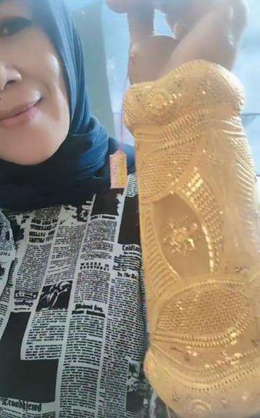 Heboh emak-emak pamer gelang emas mirip sarung tangan Thanos