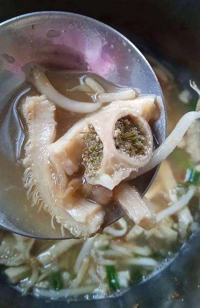 Beli sup jeroan syok lihat ususnya masih penuh kotoran sapi.
