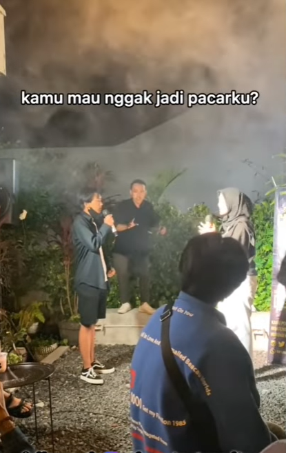 Nembak Cewek di Depan Umum, Pria Ini Malah Langsung Kena Mental