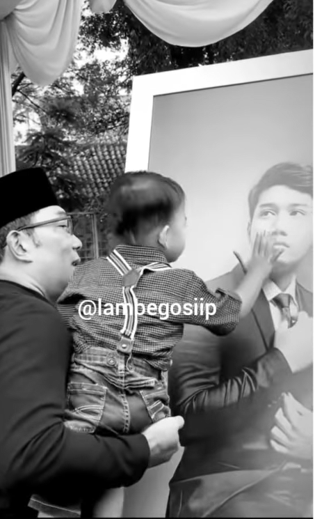 Arkana elus dan cium foto Eril, anak Ridwan Kamil