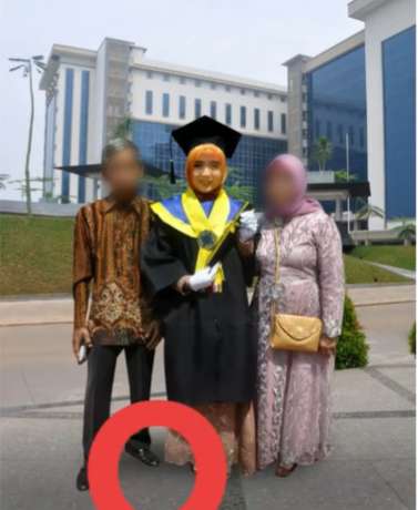 Hasil Foto Wisuda jadi Melayang
