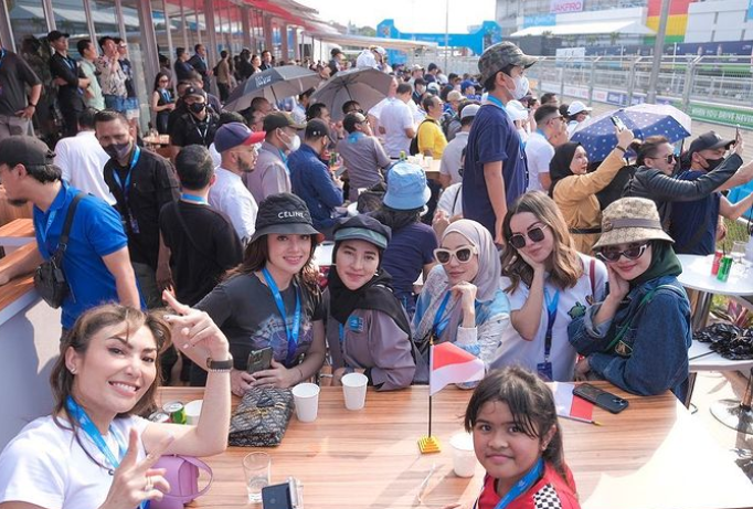Shandy Purnamasari dan Teman Artis Hadiri Formula-E