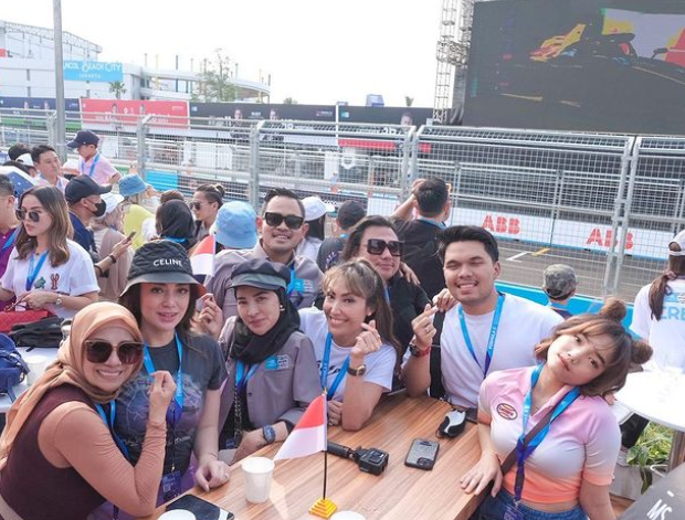Shandy Purnamasari dan Teman Artis Hadiri Formula-E