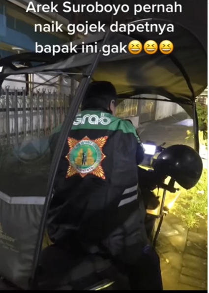 Motor ojol dipasangi payung dan ada live music Motor ojol dipasangi payung dan ada live music
