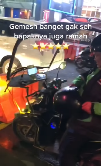 Motor ojol dipasangi payung dan ada live music Motor ojol dipasangi payung dan ada live music