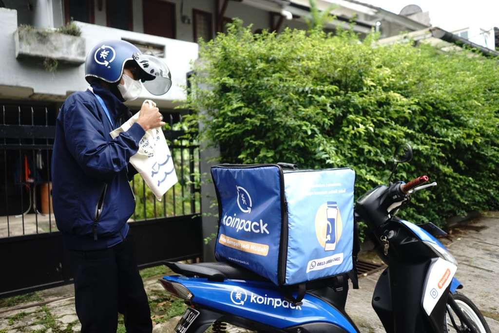 Kurir Koinpack untuk mengambil kemasan dan mengantar pesanan