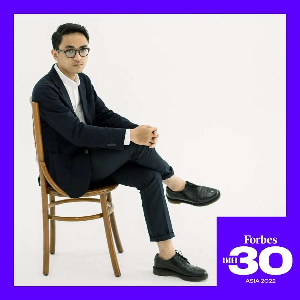 Bintang saat menerima penghargaan Forbes