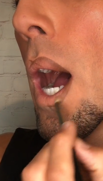 Memakai Lip Liner