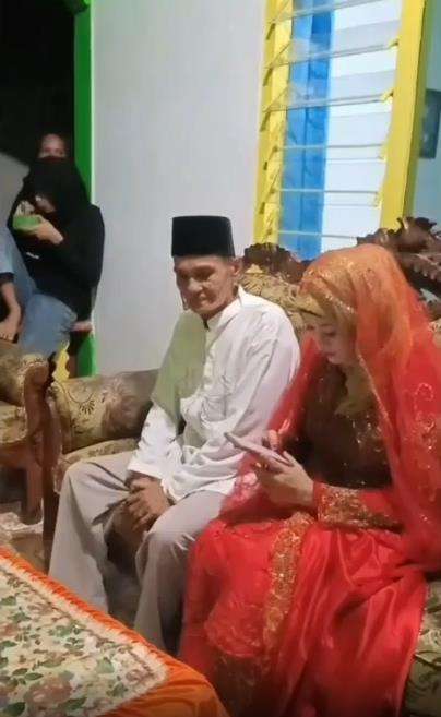 Viral kakek nikahi gadis muda belia di Banda Neira.