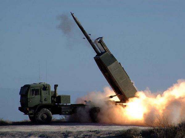 Himars M142 sedang menembakkan roketnya.