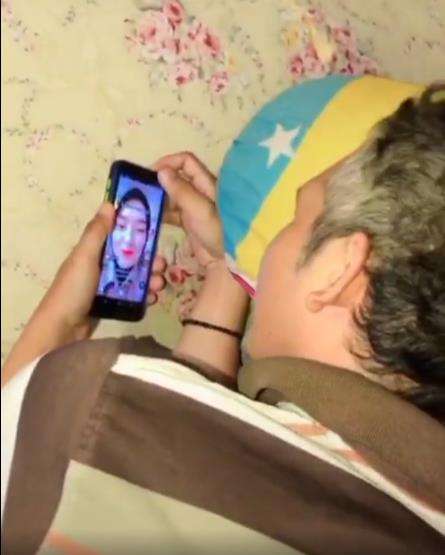 Anak labrak bapaknya yang asyik nonton video cewek cantik.
