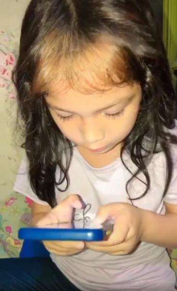 Anak labrak bapaknya yang asyik nonton video cewek cantik.
