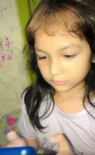 Anak labrak bapaknya yang asyik nonton video cewek cantik.