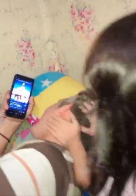 Anak labrak bapaknya yang asyik nonton video cewek cantik.
