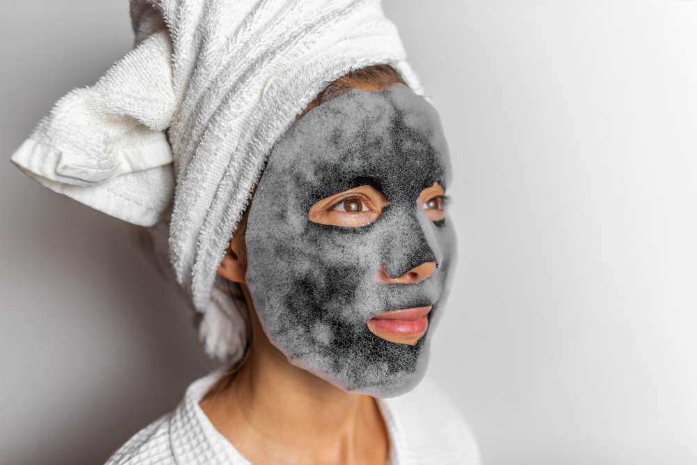 Memakai Charcoal Mask