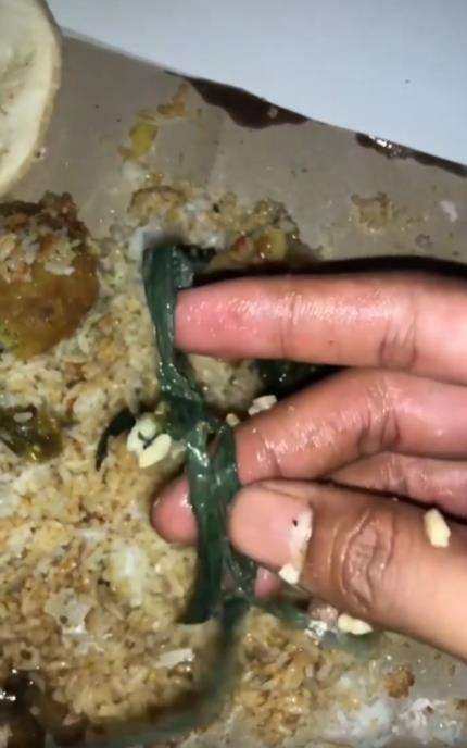 Asyik makan nasi bungkus temukan tali rafia.